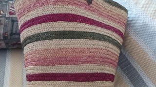 Bolso de mimbre a rayas