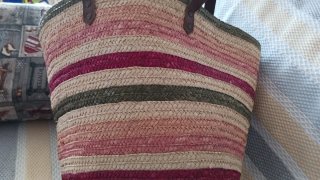 Bolso de mimbre a rayas