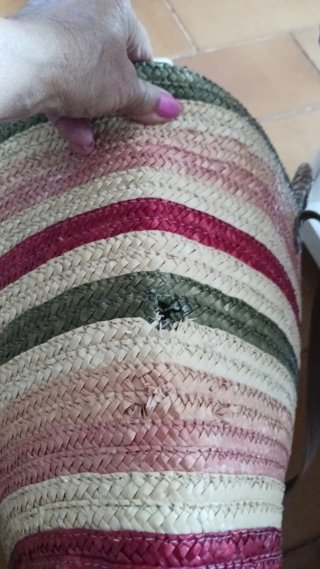 Bolso de mimbre a rayas