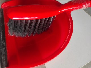 Cepillo y recogedor rojo