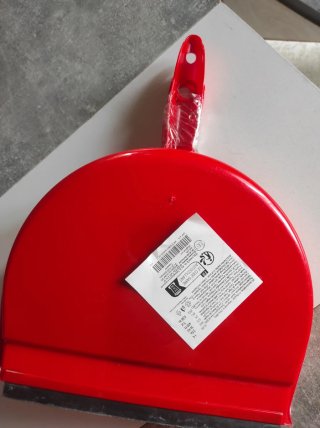Cepillo y recogedor rojo