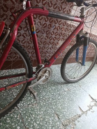 Bicicleta de montaña roja