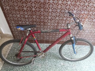 Bicicleta de montaña roja