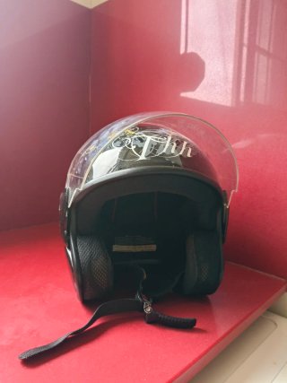 Casco de moto negro con diseño floral
