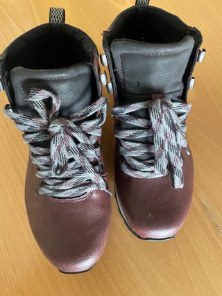 Botas de montaña grises y moradas