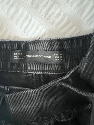 Falda vaquera Zara negra desgastada