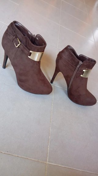 Botines marrones con hebilla dorada