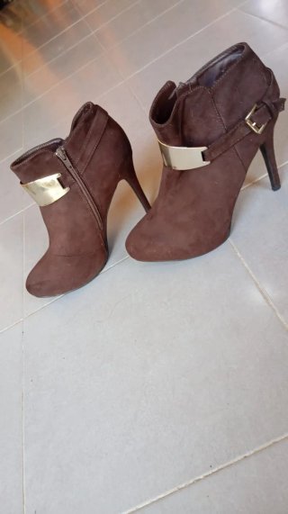 Botines marrones con hebilla dorada