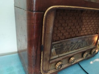 Radio antigua de madera