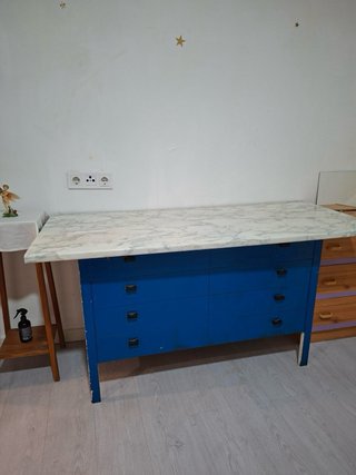 Mueble TV azul y marrón con tapa de mármol