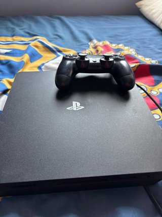 PS4 (PlayStation 4) poco usada + mando