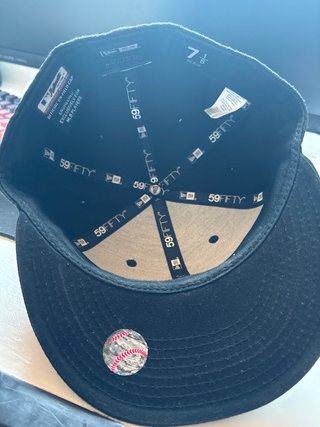 Dos gorras las dos 30 y cada una 15
