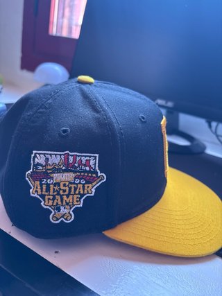 Dos gorras las dos 30 y cada una 15