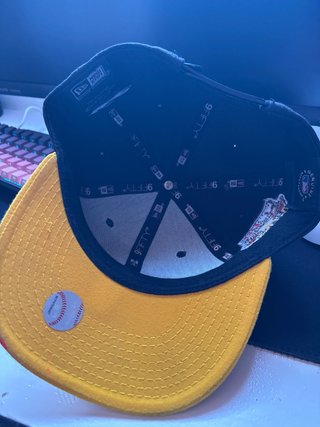 Dos gorras las dos 30 y cada una 15