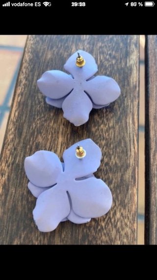 Pendientes flor lila con pedrería