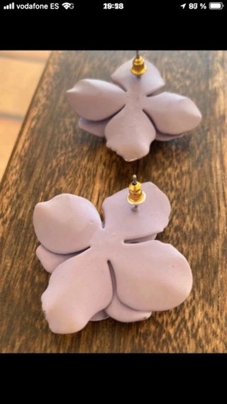 Pendientes flor lila con pedrería