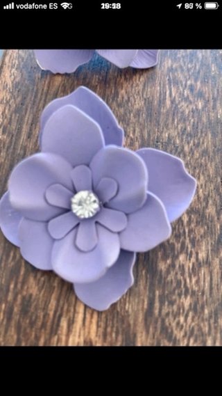 Pendientes flor lila con pedrería
