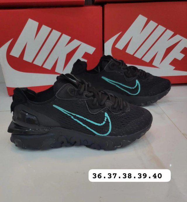 Zapatillas Nike Negras con Detalles Turquesa