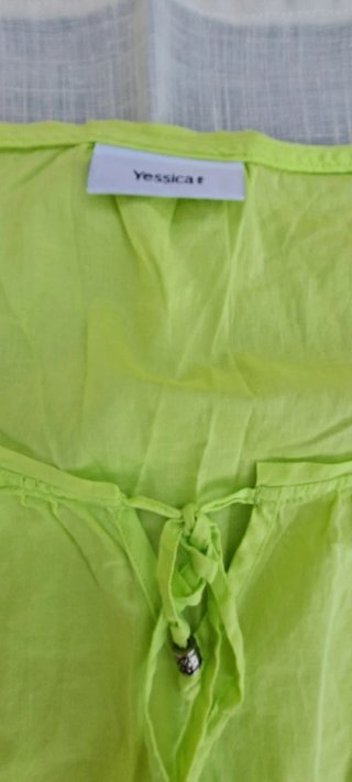 Talla XL. Blusa verde-lima de C&A. Veraniega. Ropa
