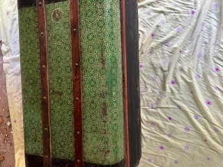 Una caja Antigua para ropa y todo
