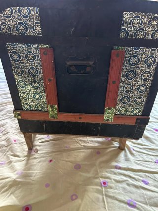 Una caja Antigua para ropa y todo