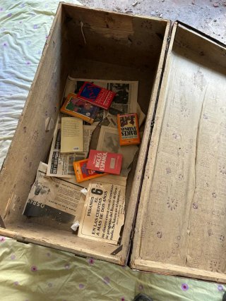 Una caja Antigua para ropa y todo