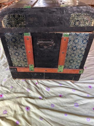 Una caja Antigua para ropa y todo