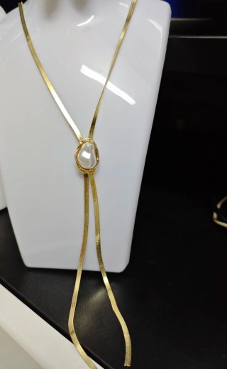 Collar dorado con colgante de perla de fantasía