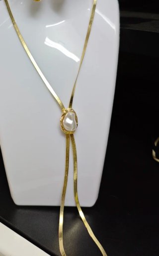Collar dorado con colgante de perla de fantasía