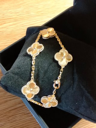 Pulsera dorada con tréboles