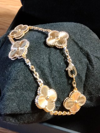 Pulsera dorada con tréboles