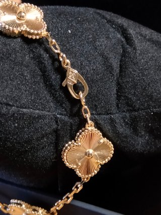 Pulsera dorada con tréboles
