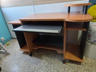 Escritorio madera con bandeja teclado