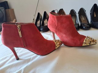 Botines rojos con tachuelas doradas T35