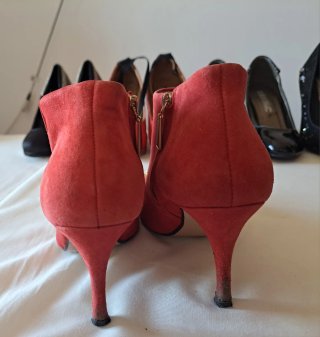 Botines rojos con tachuelas doradas T35