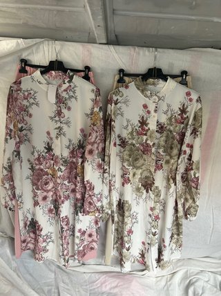 Conjunto floral blanco y rosa