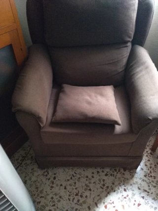 Sillón muy cómodo tela anti manchas marrón oscuro