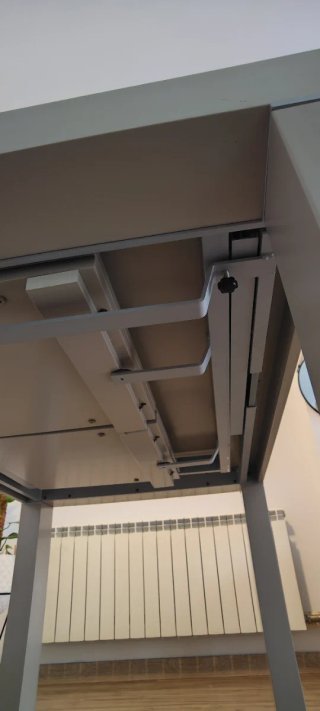 Mesa comedor extensible, lacada en gris claro.
