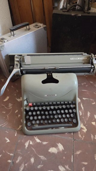Máquina de escribir Hispano Olivetti Lexikon 80