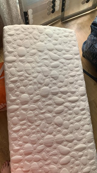 Colchón de cuna con relieve. Sin manchas
