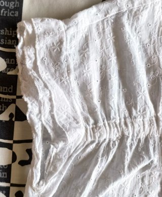 Blusa blanca Reactivo manga corta bordada