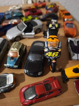 Lote di auto Hot Wheels e altre