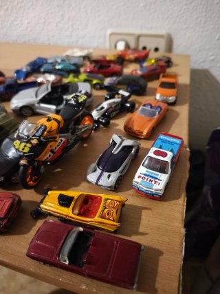 Lote di auto Hot Wheels e altre