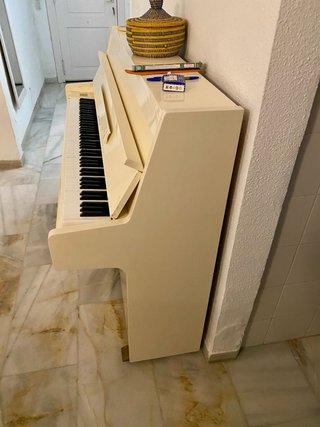 Piano Vertical Samick Blanco Brillante.