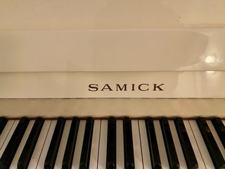 Piano Vertical Samick Blanco Brillante.