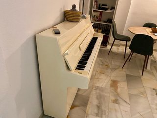 Piano Vertical Samick Blanco Brillante.