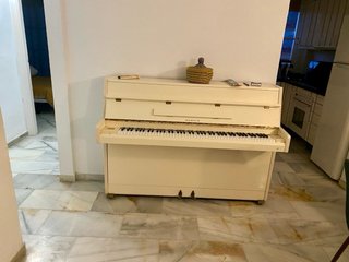 Piano Vertical Samick Blanco Brillante.