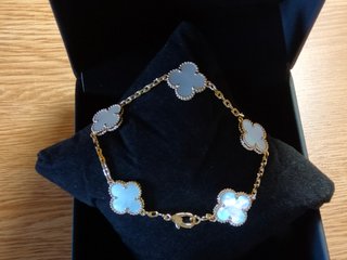 Pulsera trébol nacarado dorado