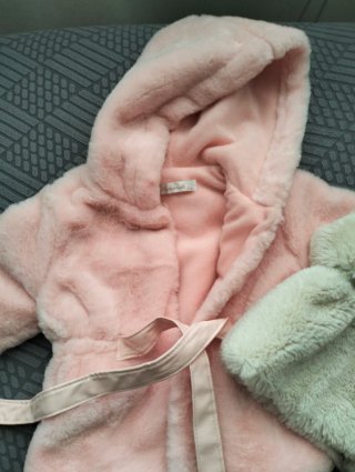 Giacca rosa e gilet beige in pelliccia sintetica(7