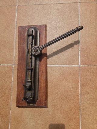Sacacorchos antiguo madera y metal